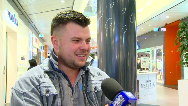 Cozi interminabile pentru ultimele cadouri de Craciun. Ce buget a pregatit un barbat pentru "parfumuri si ceasuri"