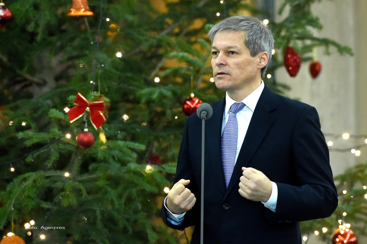 Mesajul premierului pentru romani, de Craciun: "Un nou inceput depinde doar de noi"