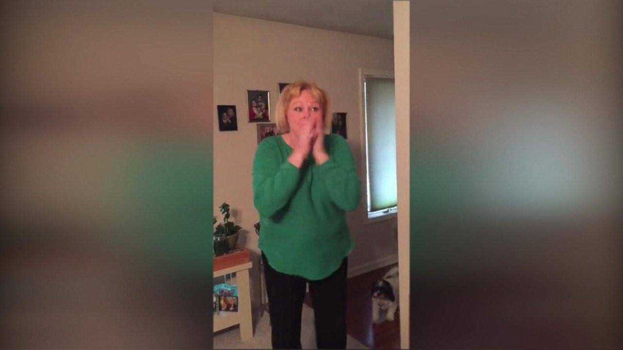 Reactia acestei femei cand si-a vazut cadoul sub bradul de Craciun a ajuns virala. Ce surpriza i-a facut fiul ei