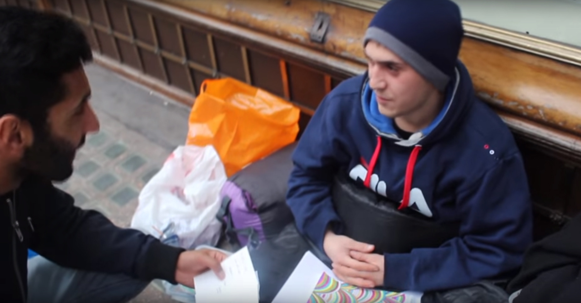 Gestul emotionant facut de Craciun de un musulman britanic. Ce s-a intamplat cand a intalnit un cersetor roman. VIDEO