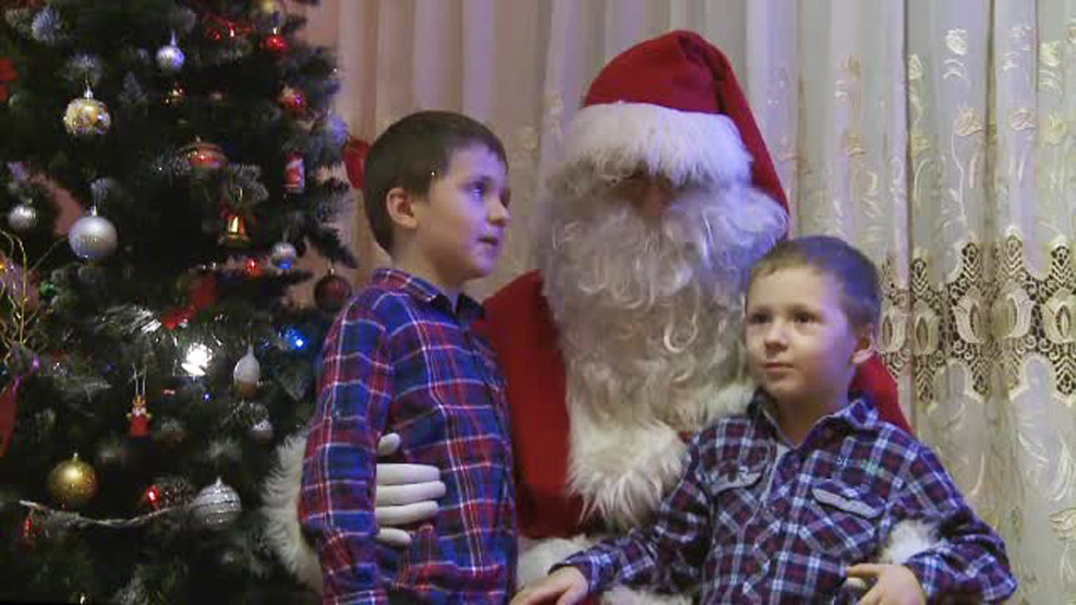 Copiii din toata tara au primit cu emotii vizita lui Mos Craciun. In statiuni, cei mici s-au temut ca Mosul nu-i va gasi