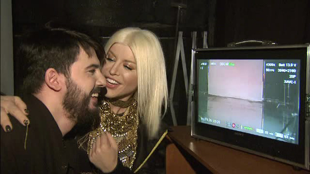 Surprizele din noul videoclip al Loredanei. "Incearca sa imi spuna vorbe dulci, sa ma seduca"