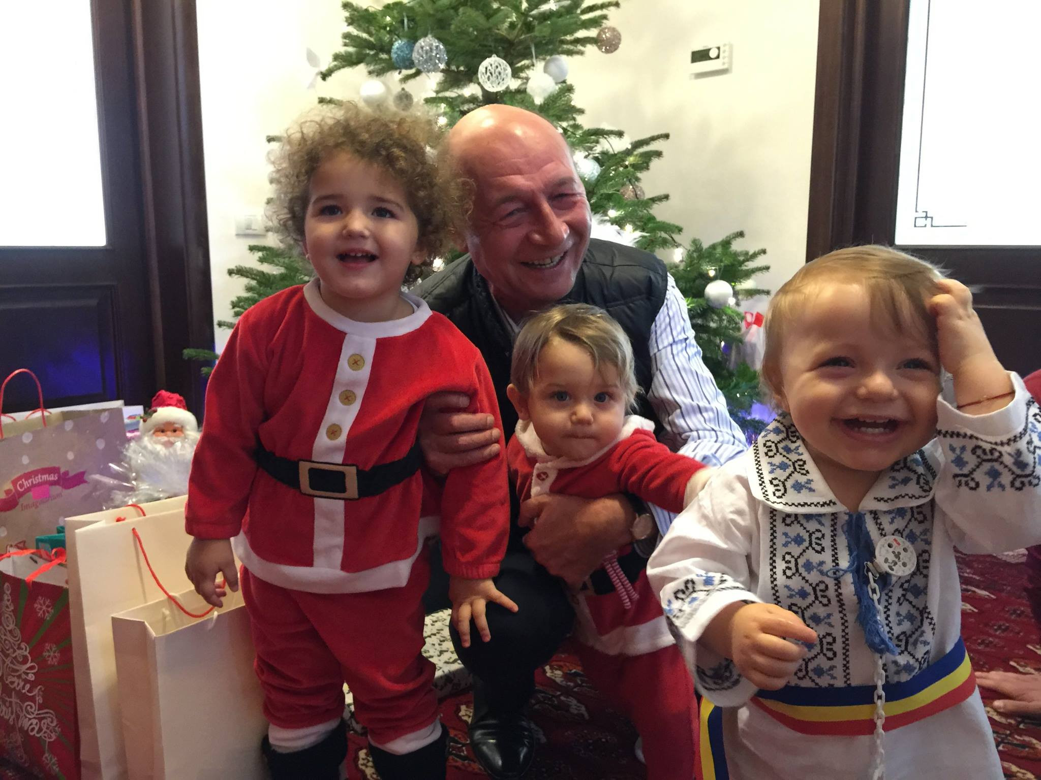Viral de Craciun cu fostul presedinte, Traian Basescu. Fotografia cu cei trei nepoti, zeci de mii de like-uri pe ora