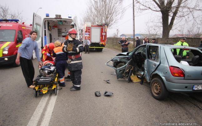 Cinci persoane au fost ranite intr-un accident de circulatie, in Hunedoara. O femeie este in coma
