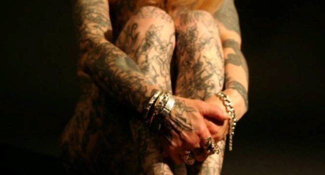 A murit cea mai tatuata femeie din Franta: "Corpul meu este ca o carte"