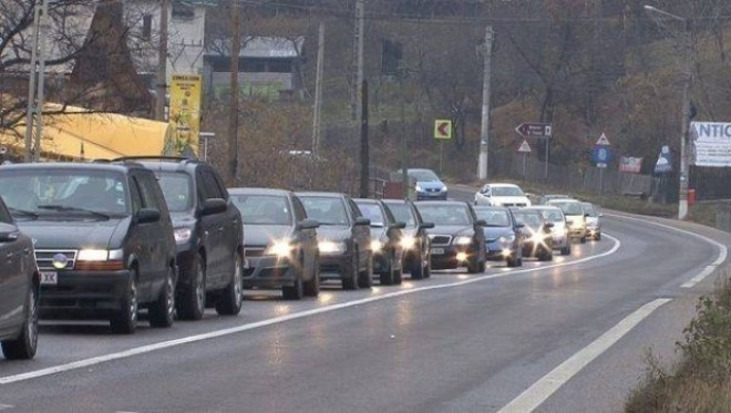 Trafic de cosmar pe Valea Prahovei. Se circula bara la bara si au avut loc 3 accidente intre Bucuresti si Sinaia