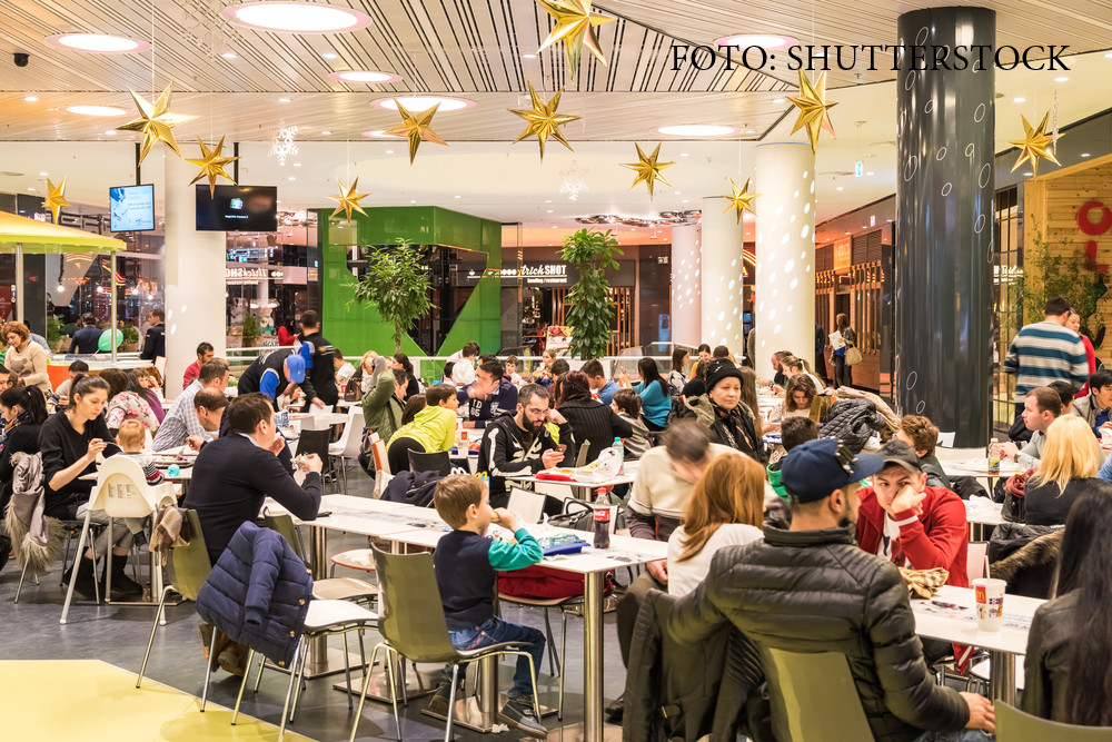 De ce au ales unii romani mall-ul in a doua zi de Craciun. "In parc nu gasesti pe nimeni"; "M-am saturat de sarmale"