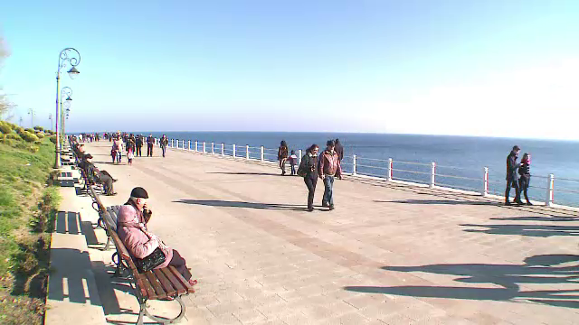 Vreme de primavara in a doua zi de Craciun, la malul marii. Oamenii si-au adus aminte de zapezile de altadata