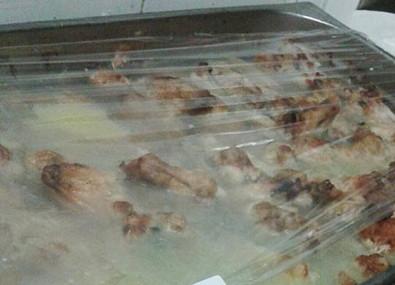 Un hypermarket din Constanta a fost inchis de ANPC. Inspectorii au gasit zeci de kilograme de alimente expirate