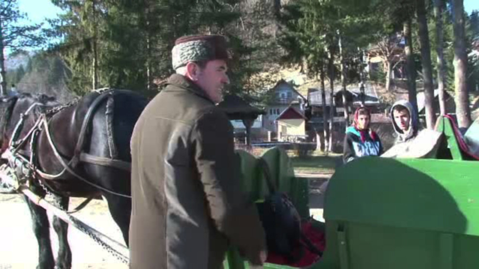 Turistii din Bucovina, plimbati cu trasura in loc de sanie. Vanzatorii de suveniruri fac preturile dupa masina clientului