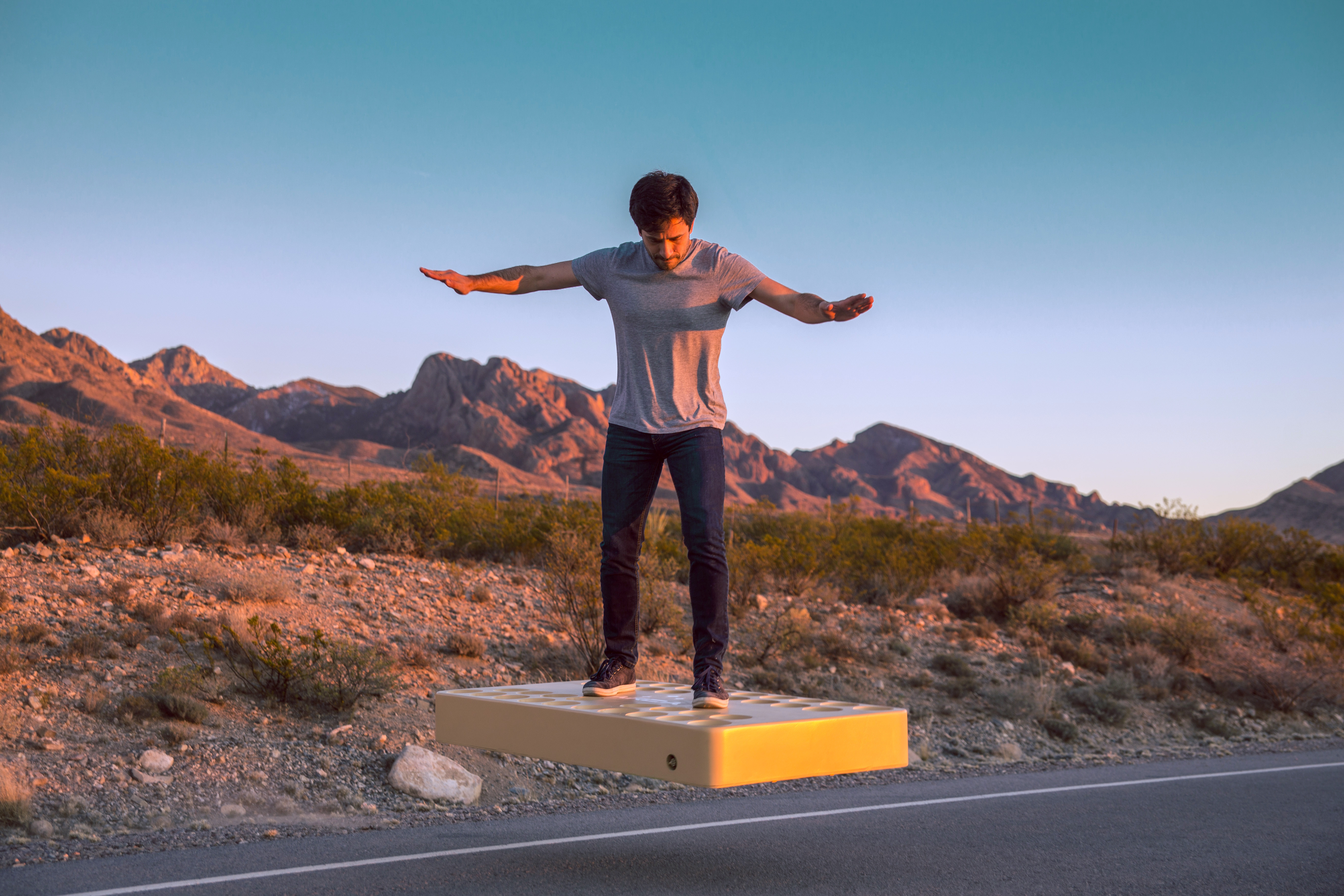 Placa de zbor inventata de romani va fi lansata anul viitor in America. Cat va costa sa plutesti 6 minute cu ArcaBoard-ul