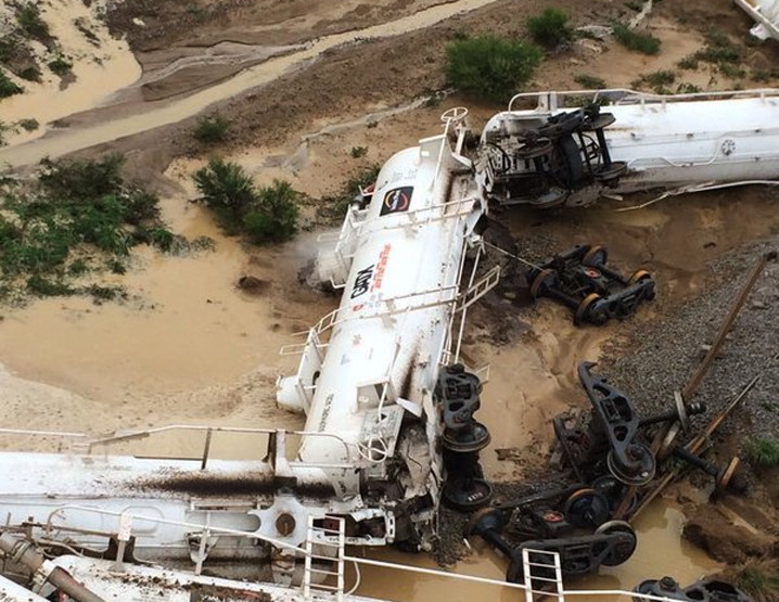 Un tren care transporta 200.000 de litri de ACID SULFURIC a deraiat in Australia. Autoritatile au declarat stare de urgenta