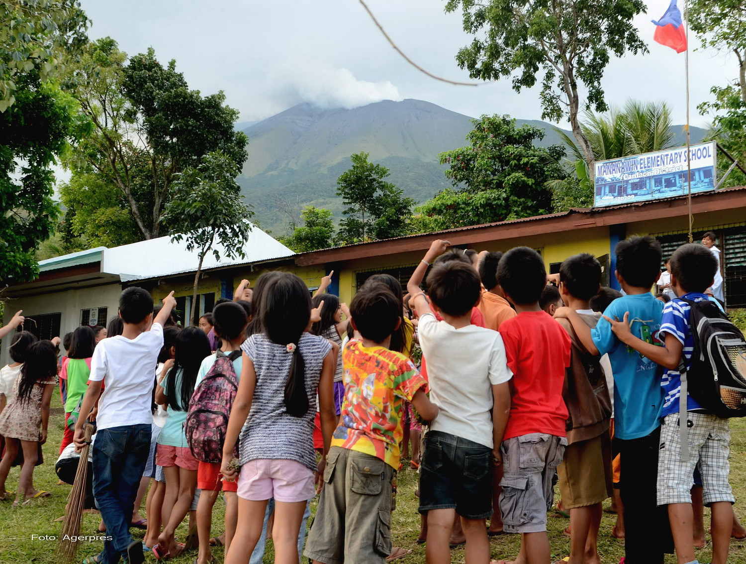 Eruptie a vulcanului Kanlaon din Filipine. Cenusa a fost aruncata la o inaltime de cel putin 1.000 de metri