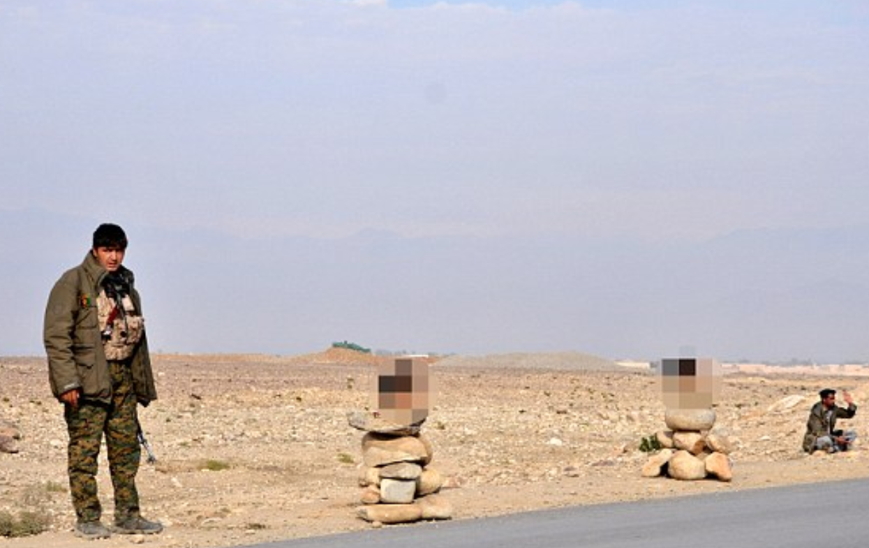 Militiile afgane au decapitat 4 membri ISIS intr-un act de razbunare. Au expus capetele celor executati