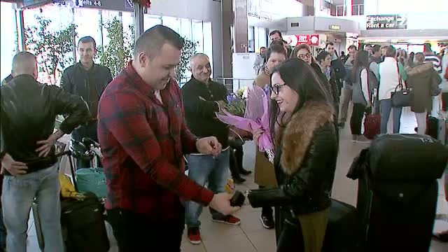 Momente emotionante pe Aeroportul Henri Coanda. Un tanar si-a cerut de sotie iubita imediat ce au aterizat