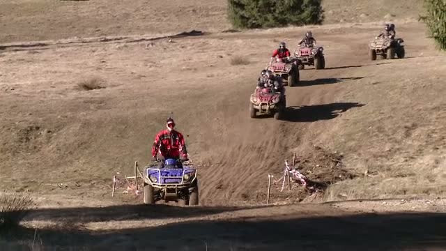 Soare si voie buna, in statiunile de pe Valea Prahovei. Fara zapada, turistii au inlocuit partia cu terasele si plimbarile