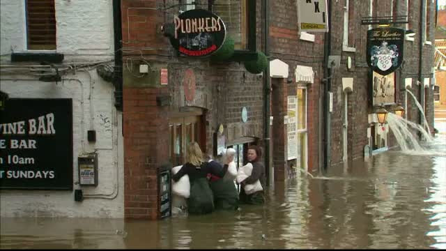 Cele mai grave inundatii din Anglia din ultimii 15 ani. Pagubele depasesc 1 miliard si jumatate de lire sterline