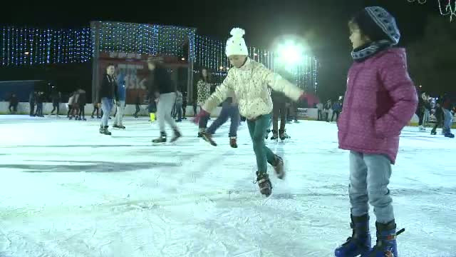 In lipsa zapezii, oamenii s-au ingramadit la patinoar. Cum s-au distrat cei care nu au mai ajuns la munte de Craciun