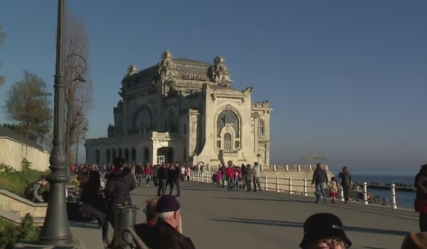 Record de temperatura la malul marii, in luna decembrie. Oamenii au iesit la plimbare pentru a se bucura de cele 17 grade