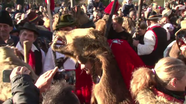 Mii de oameni, la parada obiceiurilor de iarna din Bacau. Motivul pentru care traditia veche de sute de ani risca sa dispara