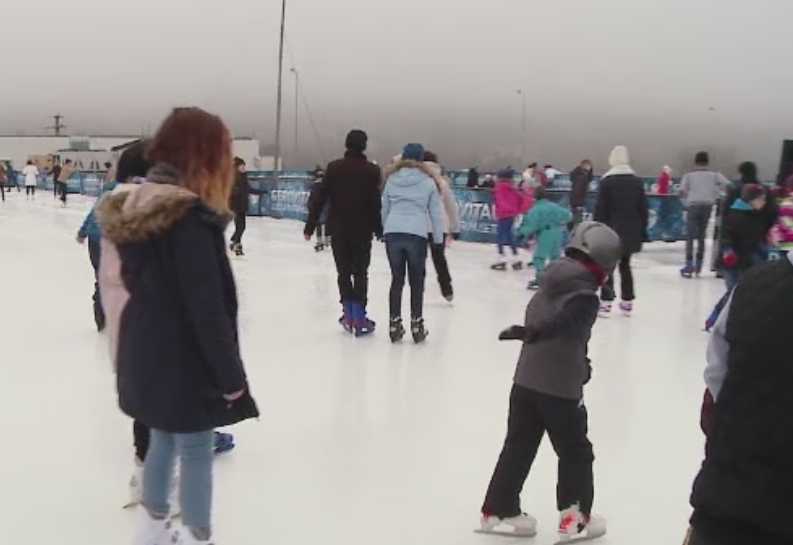 In lipsa zapezii, sute de clujeni au iesit la patinoar pentru a face miscare. "Nu au alta varianta de a petrece timp afara"
