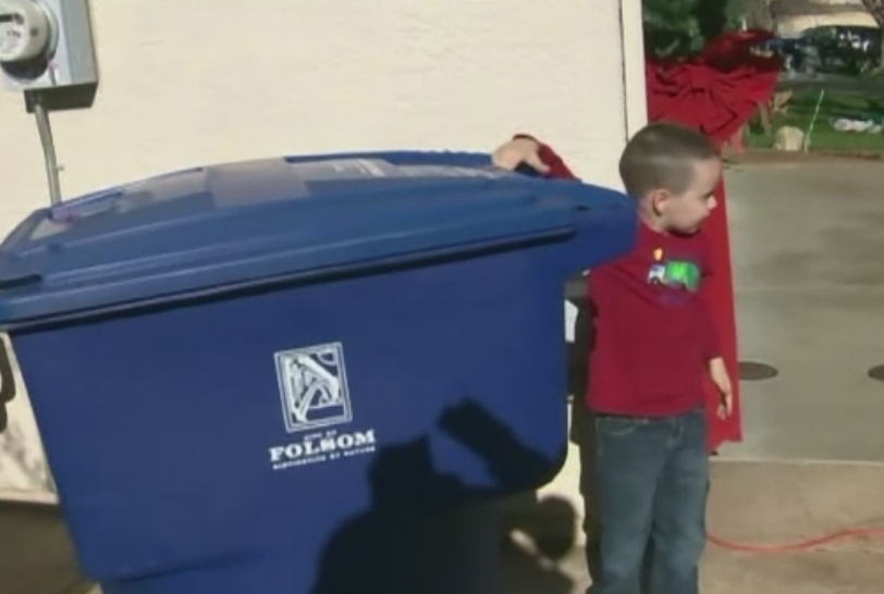 Baietelul care iubeste sa aranjeze tomberoanele goale de pe strada lui. Ce spun soferii de pe masinile de gunoi despre el