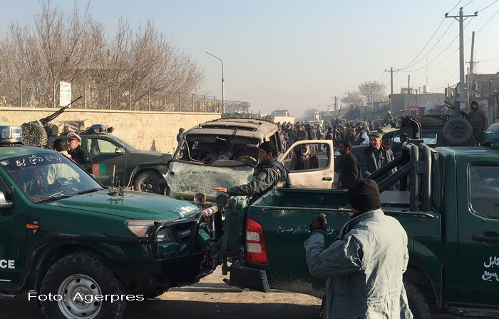 Un mort si 13 raniti intr-un atentat sinucigas langa aeroportul din Kabul. Talibanii au revendicat atacul pe Twitter