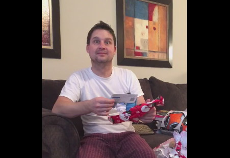 Farsa devenita viral pe internet. Reactia unui tata care a fost pacalit de fiica lui adolescenta ca este insarcinata. VIDEO