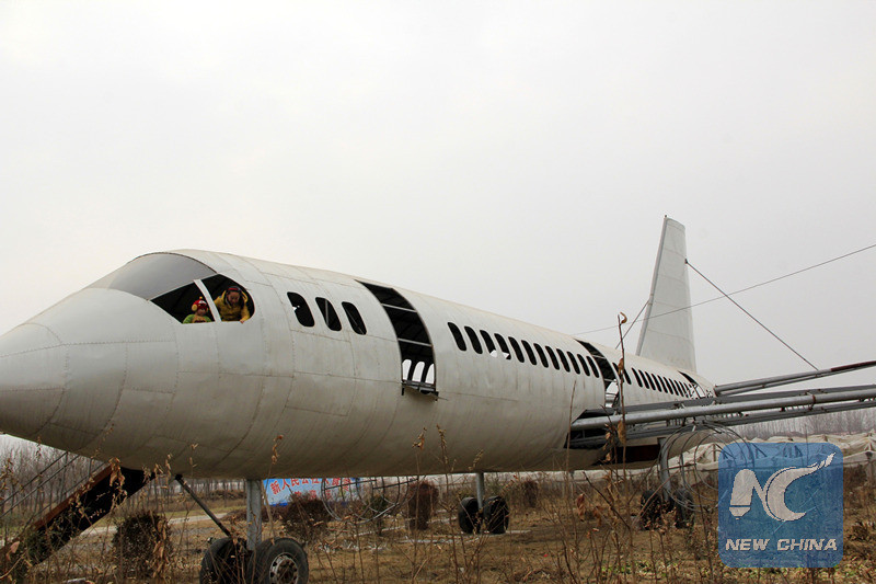 Un fermier analfabet a construit singur un avion urias, insa toti raman surprinsi cand afla ce este inauntru