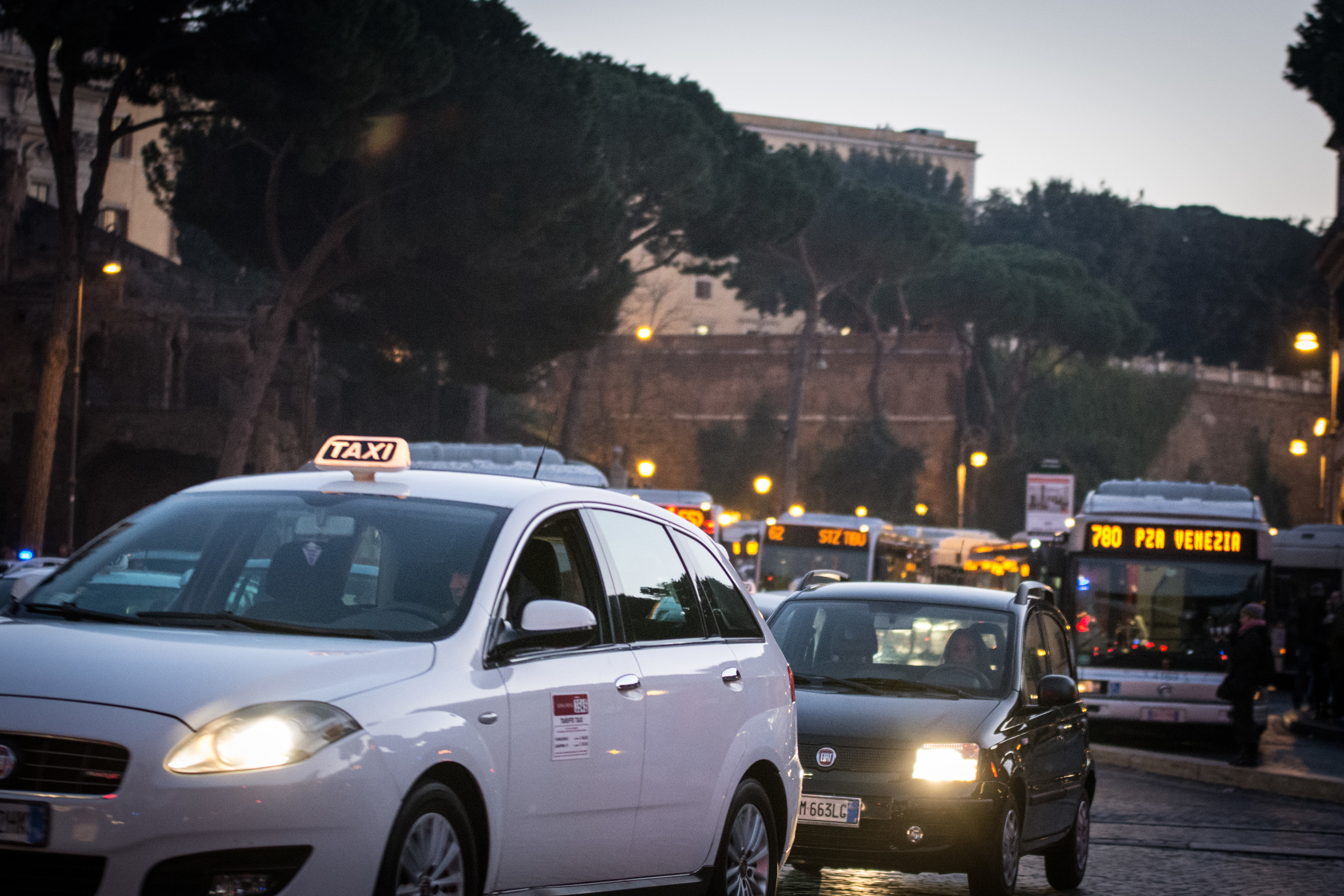 Masuri fara precedent in Italia, dupa ce orasele au fost acoperite de SMOG. Circulatia masinilor a fost INTERZISA 3 zile