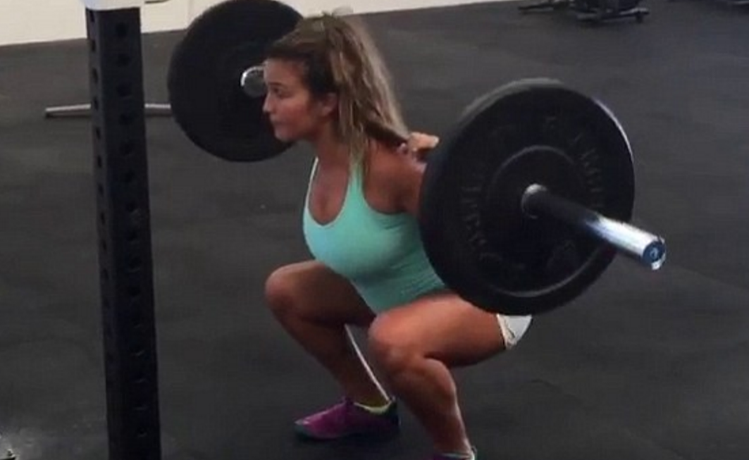 Este insarcinata in sase luni si ridica greutati de 40 de kg. Ipostaza uimitoare in care apare o antrenoare de fitness. FOTO