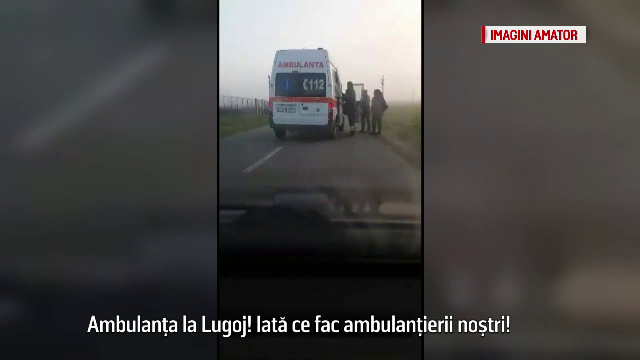 Scene revoltatoare intr-un oras din Romania. Soferul unei ambulante, filmat in timp ce foloseste masina pe post de taxi