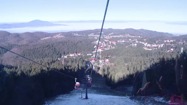 Partiile de la munte, acoperite de noroi in loc de zapada. Cum s-au distrat turistii la 20 de grade in termometre