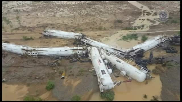Un tren cu 200.000 de litri de acid sulfuric a deraiat in Australia. Perimetrul de securitate intins pe 2 kilometri