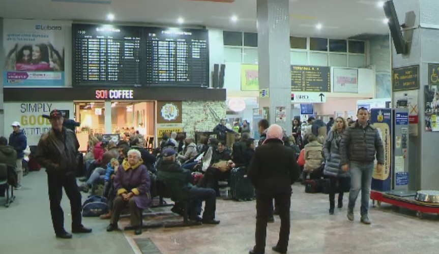 Intarzieri si curse anulate pe aeroportul din Timisoara, din cauza cetii. Pasagerii au asteptat si 6 ore pentru a decola