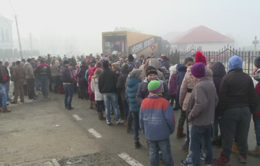 TIR-urile nemtesti care au adus bucurie copiilor romani. Cadourile pe care le-au primit micutii din mai multe judete