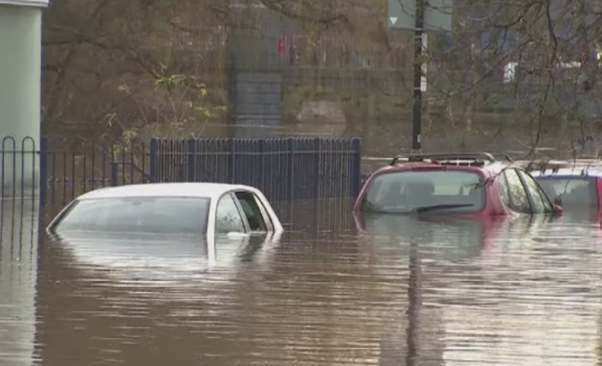 Inundatiile risca sa se prelungeasca in nordul Angliei. Autoritatile au intervenit cu elicoptere militare