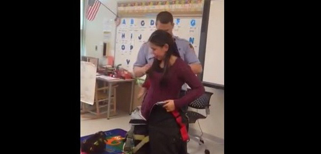 Un pompier s-a dus intr-o clasa de gradinita. Ce s-a intamplat dupa este cel mai frumos lucru pe care il vei vedea de Sarbatori