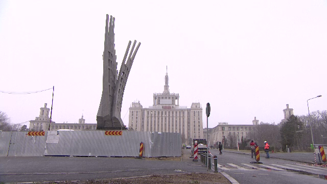 Cea mai mare sculptura din Bucuresti a fost montata. "Aripile" i-au luat oficial locul lui Lenin in Piata Presei