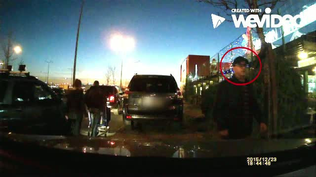 Individul din imagini e cautat de mai multi soferi din Bucuresti. O camera de bord l-a filmat cand le zgaria masinile