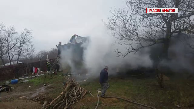 Gestul eroic al unui barbat din Galati, dupa ce i-a luat foc casa. A trecut prin foc si si-a salvat mama in ultima clipa