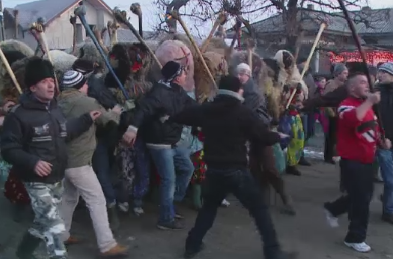 Localnicii din Ruginoasa vor referendum pentru reorganizarea unei traditii sangeroase. Consilier: "E un obicei foarte frumos"