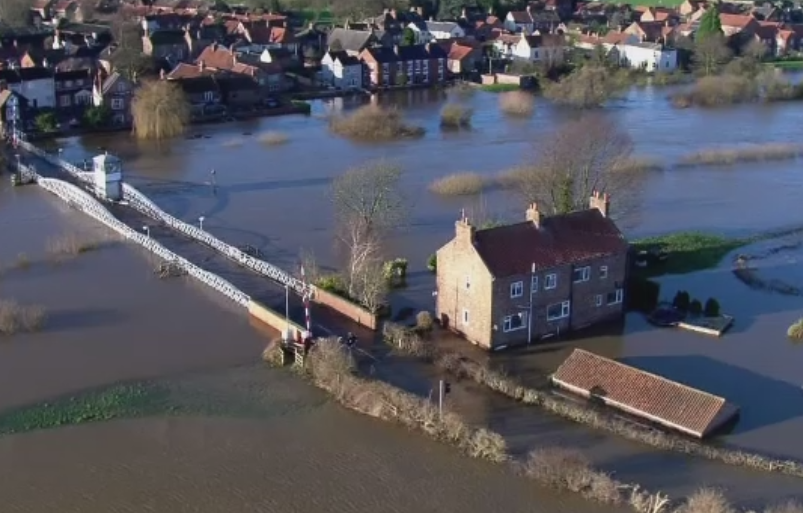 Regatul Unit, grav afectat de furtuna Frank. Vantul a atins viteze de 100 de km/h, iar mai multe zboruri au fost anulate