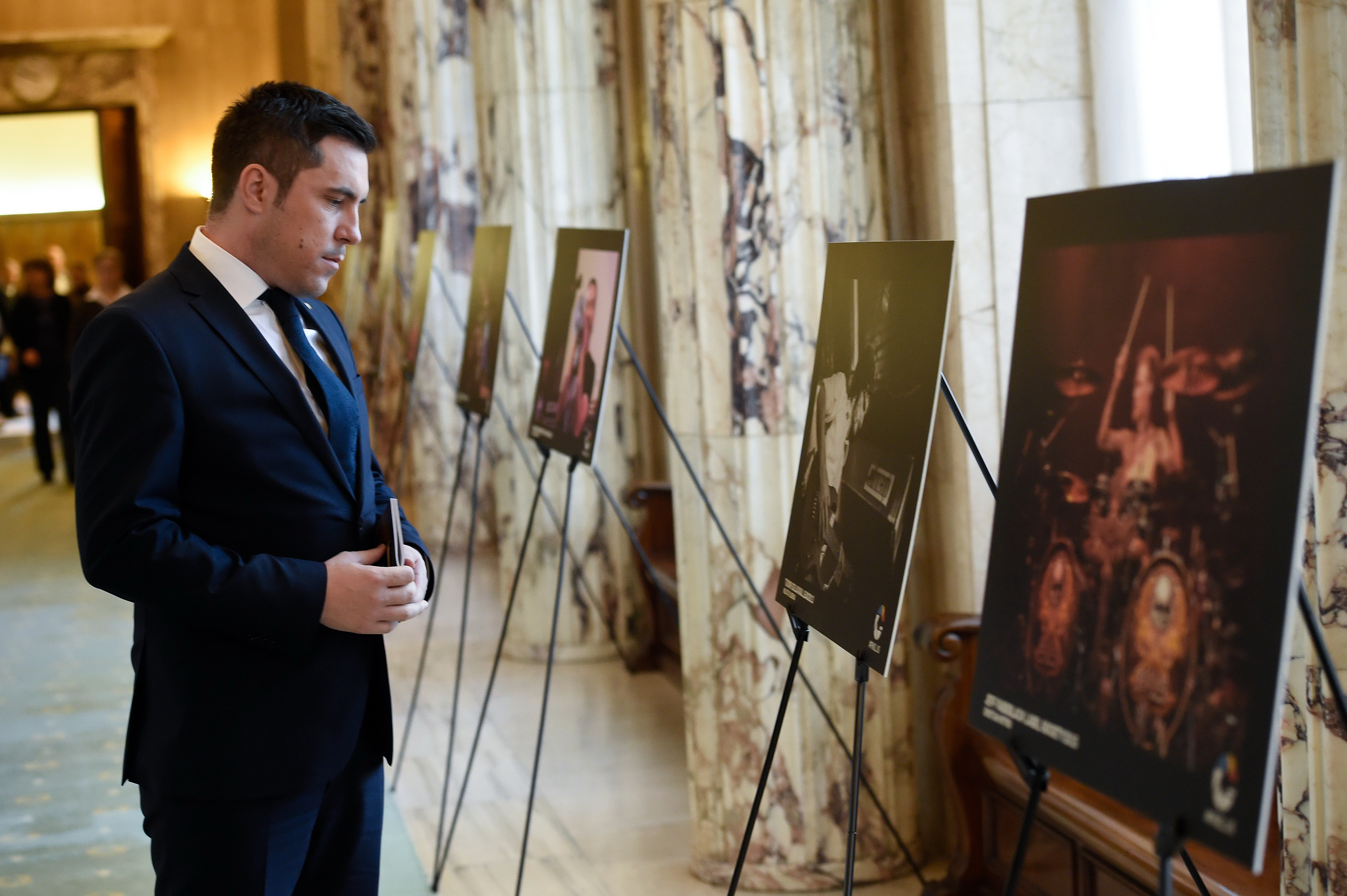 Expozitie dedicata fotografilor din Colectiv, la Palatul Victoria. Ce lucrari au putut admira cei prezenti