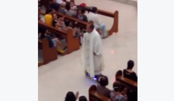 Popa si hoverboard-ul. Ideea inedita a unui preot filipinez pentru slujba din Ajun i-a adus o suspendare: VIDEO