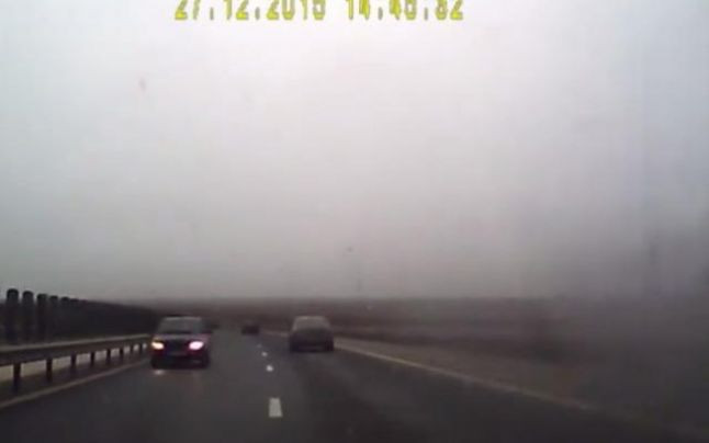 Inconstienta fara margini a unui sofer roman pe autostrada Sibiu - Orastie. A mers pe contrasens, pe ceata. VIDEO