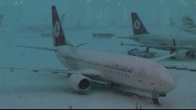 Ninsorile abundente creeaza panica in Turcia. Zeci de zboruri au fost anulate, iar localnicii sunt sfatuiti sa stea in case