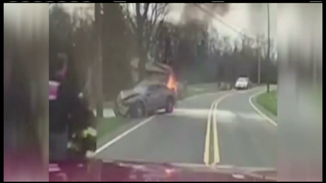 Interventia spectaculoasa a unui pompier din SUA. Momentul in care a salvat un barbat dintr-o masina cuprinsa de flacari