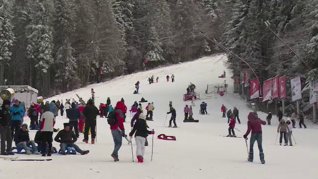 Sute de turisti au invadat partiile proaspat acoperite de zapada. In ce statiuni se poate schia fara probleme