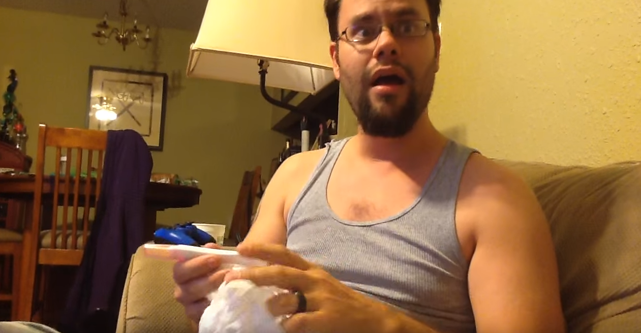 Reactia unui barbat hipoacuzic la cel mai frumos cadou de Craciun: